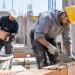 Peones de albañil trabajando en una obra