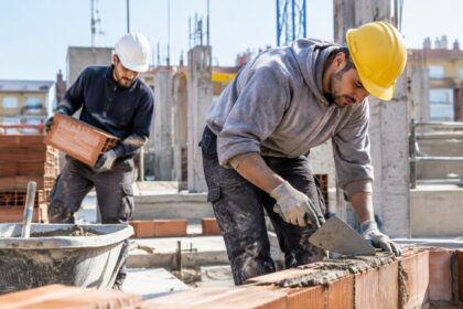 Peones de albañil trabajando en una obra