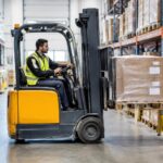 Carretilla elevadora trabajando entre estanterías en un almacén