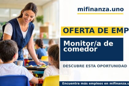 Monitor/a en un comedor escolar con mesas y sillas infantiles
