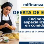 Cocinera preparando empanadas colombianas en una cocina