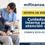 Cuidadora acompañando a un hombre mayor dependiente en su hogar