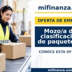 Persona clasificando paquetes en un almacén logístico