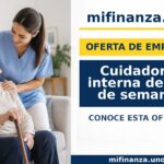 Cuidadora acompañando a una persona mayor en una vivienda