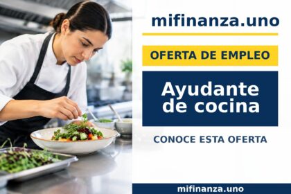 Ayudante de cocina emplatando una ensalada en una cocina profesional